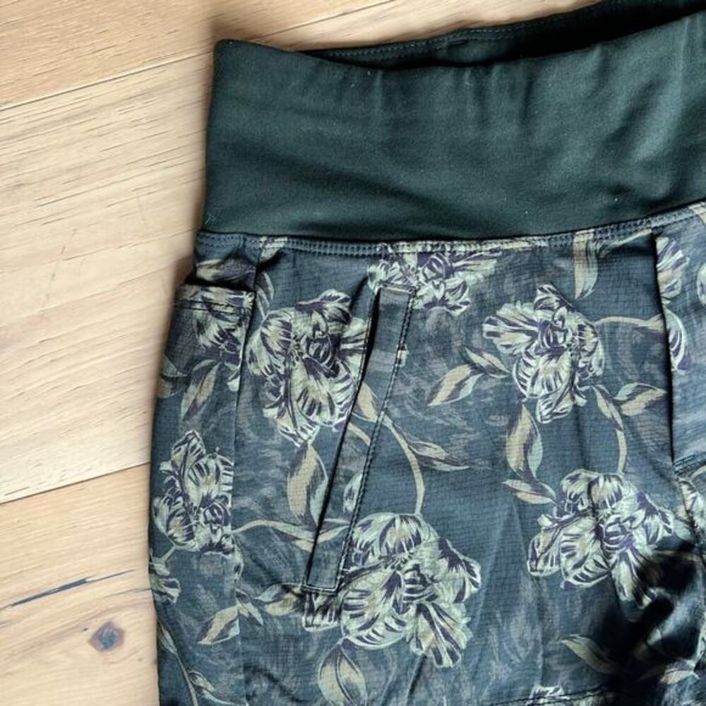 Athleta - Trekkie North Printed Shorts - Green Floral - Zip Pockets - Size - Picture 5 of 9